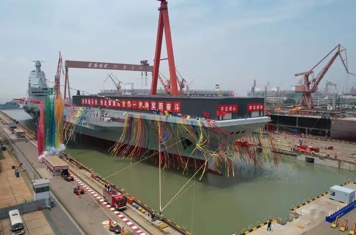 我國(guó)第三艘航空母艦下水 命名福建艦