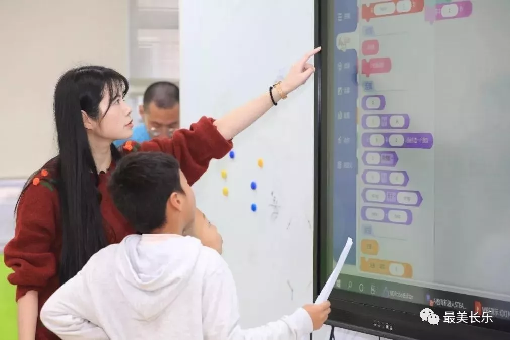 AI大姐姐走進(jìn)課堂，教室里的一片歡呼……