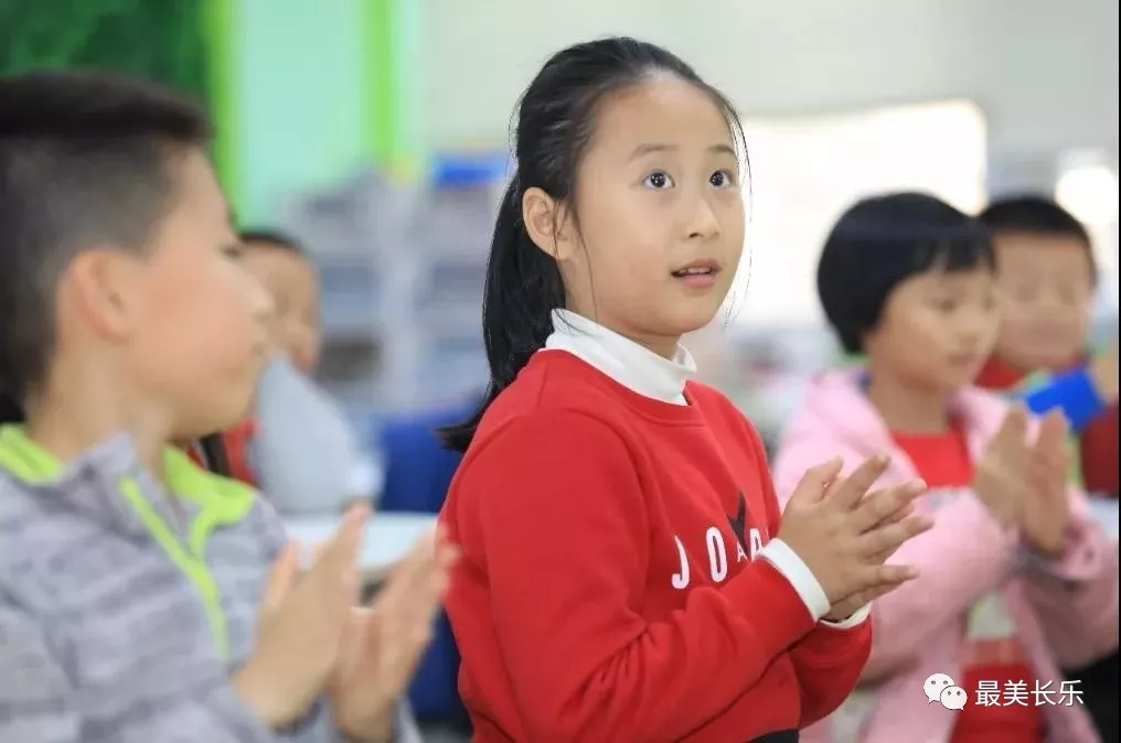 AI大姐姐走進(jìn)課堂，教室里的一片歡呼……