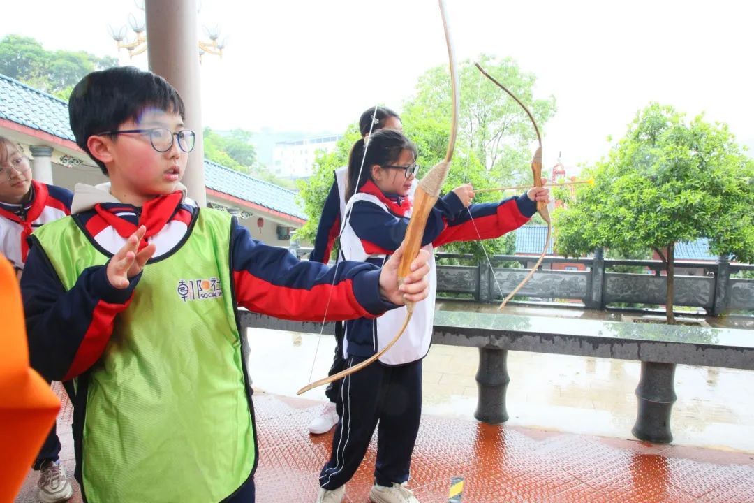 少年集結(jié)！玩拼圖、學(xué)射箭，趣味研學(xué)“箭” 入人心→