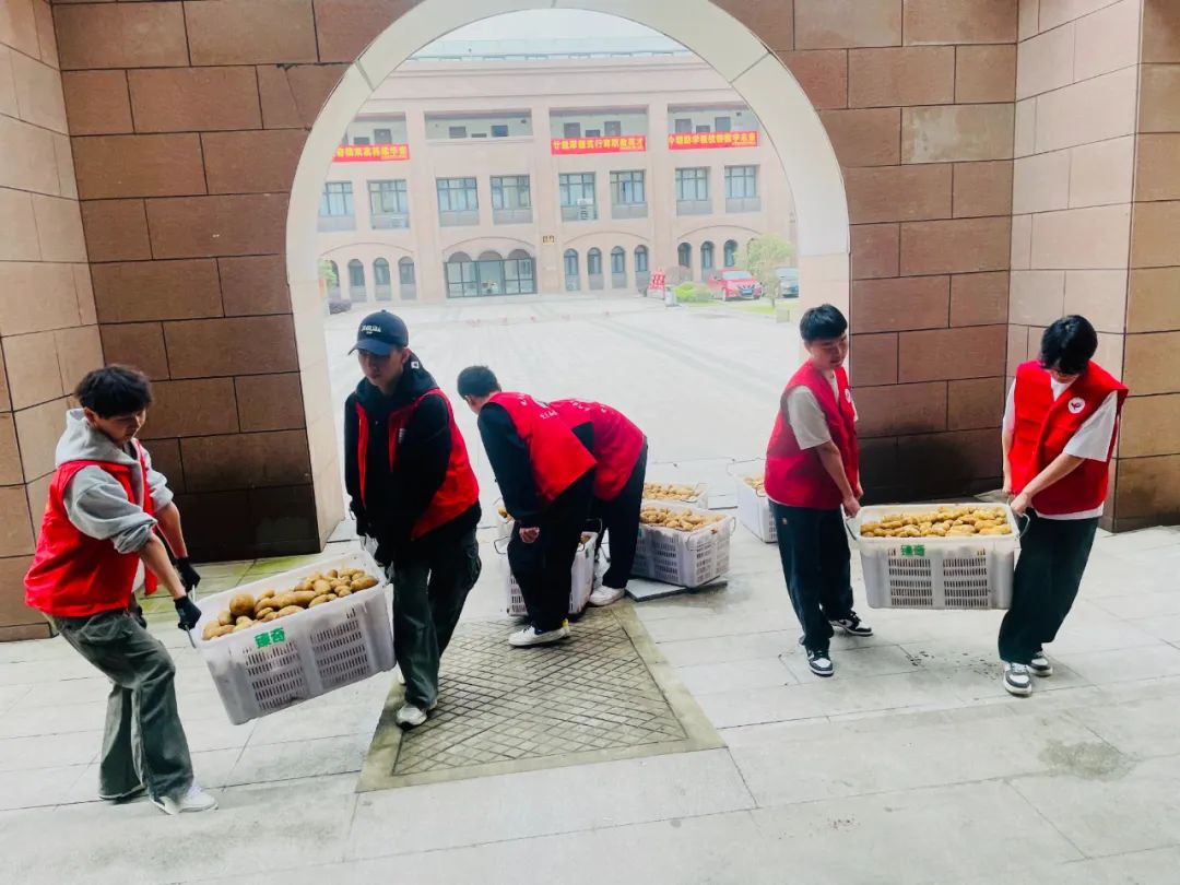 “哇！”長(zhǎng)樂(lè)這所學(xué)校傳出陣陣歡呼......