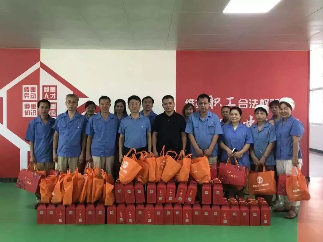 向他們致敬，我區(qū)各基層工會(huì)開展夏送清涼活動(dòng)…… 