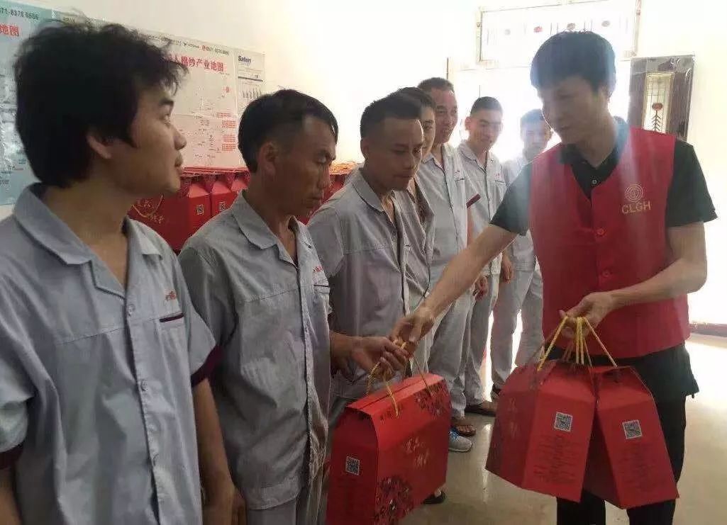 向他們致敬，我區(qū)各基層工會(huì)開展夏送清涼活動(dòng)…… 