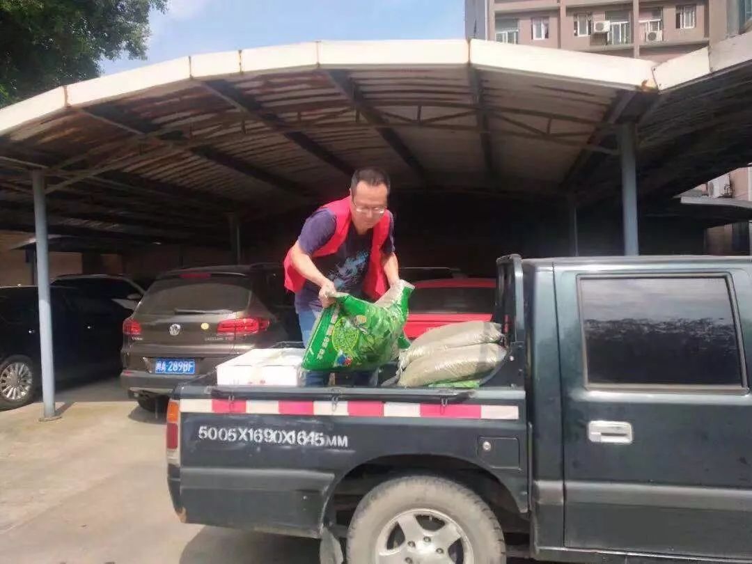 向他們致敬，我區(qū)各基層工會(huì)開展夏送清涼活動(dòng)…… 