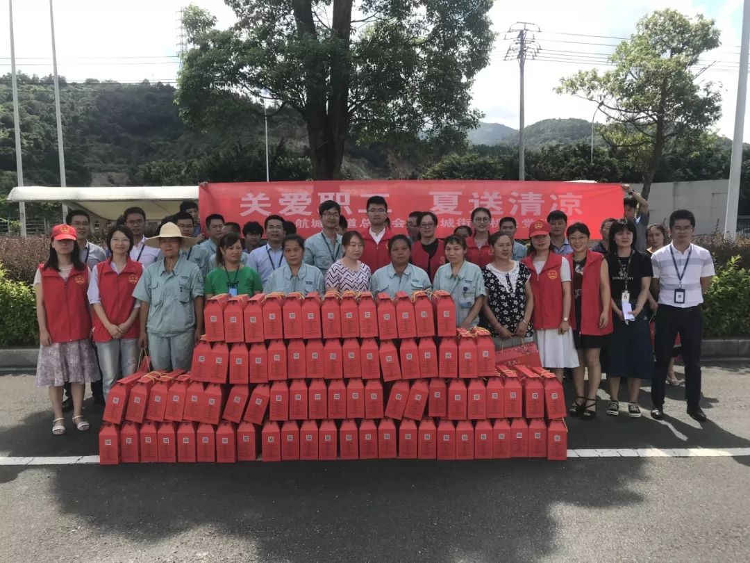 向他們致敬，我區(qū)各基層工會(huì)開展夏送清涼活動(dòng)…… 