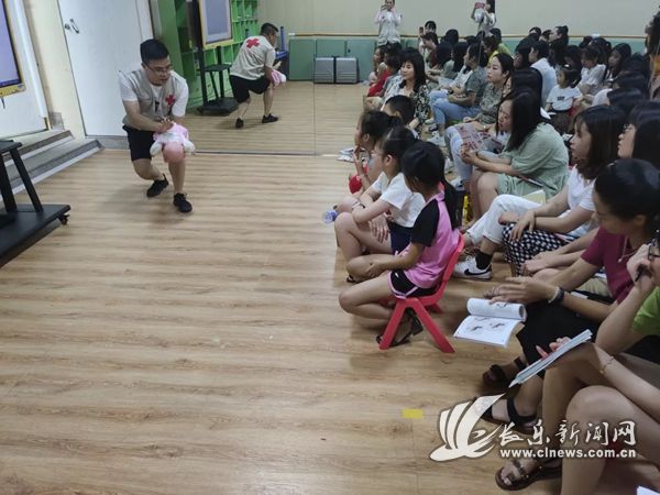 區(qū)紅十字應(yīng)急救護知識培訓(xùn)走進金峰開心幼兒園