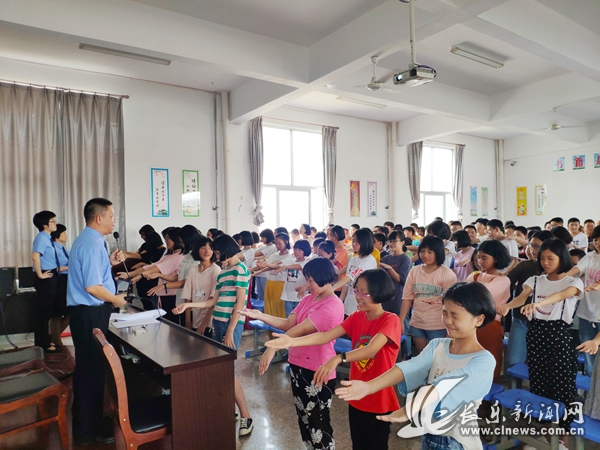 檢察長(zhǎng)為初中新生扣好第一顆紐扣