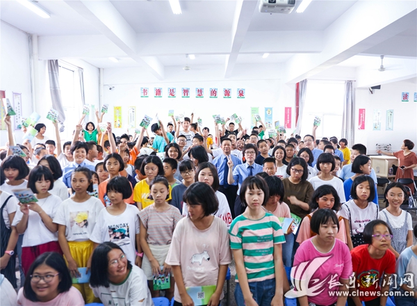 檢察長(zhǎng)為初中新生扣好第一顆紐扣