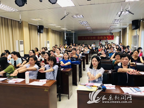 心肺復(fù)蘇講座在吳航中心小學(xué)舉行
