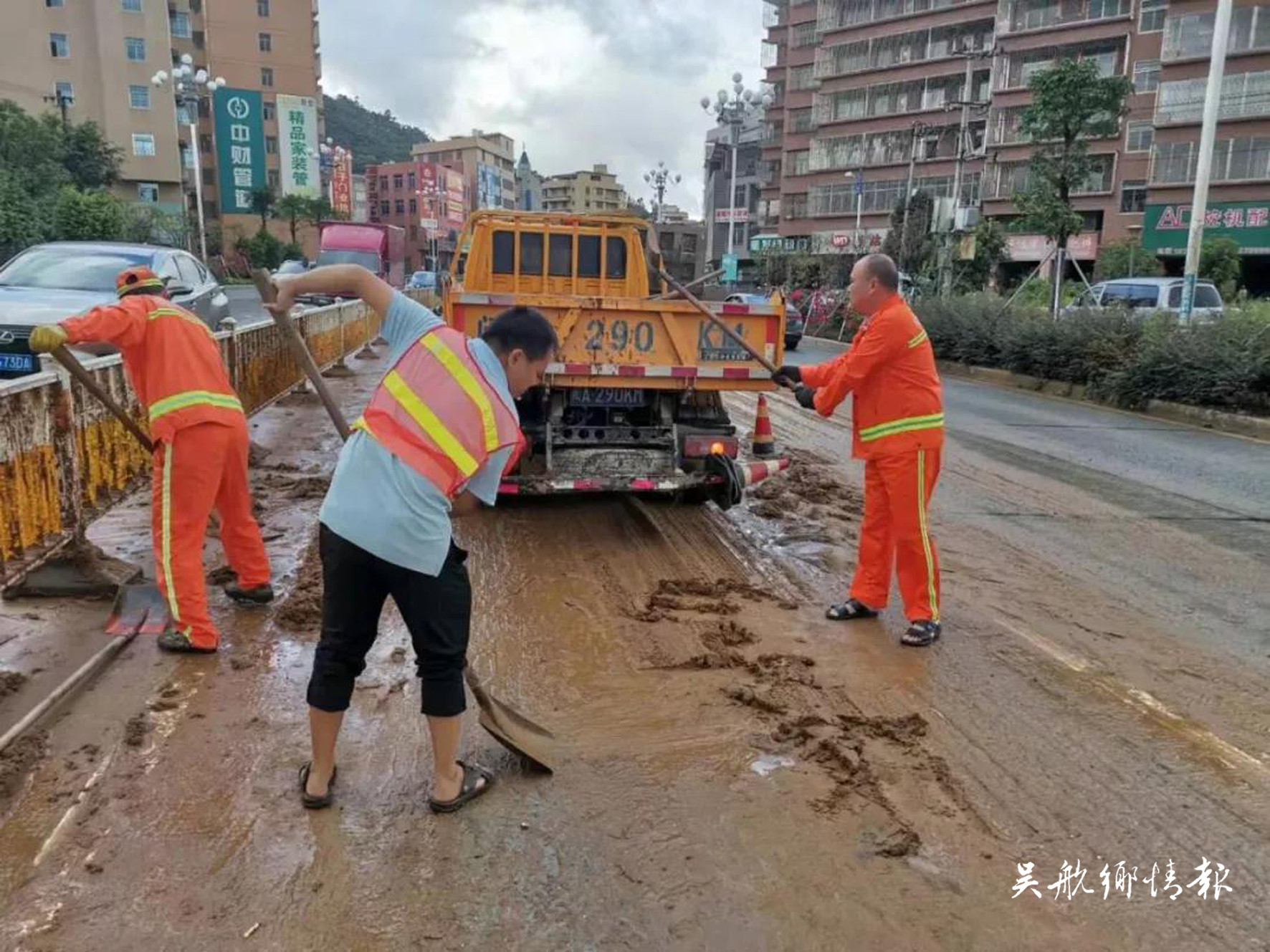 泥沙滿路面，長(zhǎng)樂(lè)公路人冒雨清理3小時(shí)
