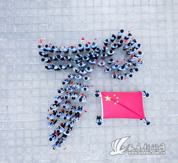 升旗慶華誕  履職鑄忠誠