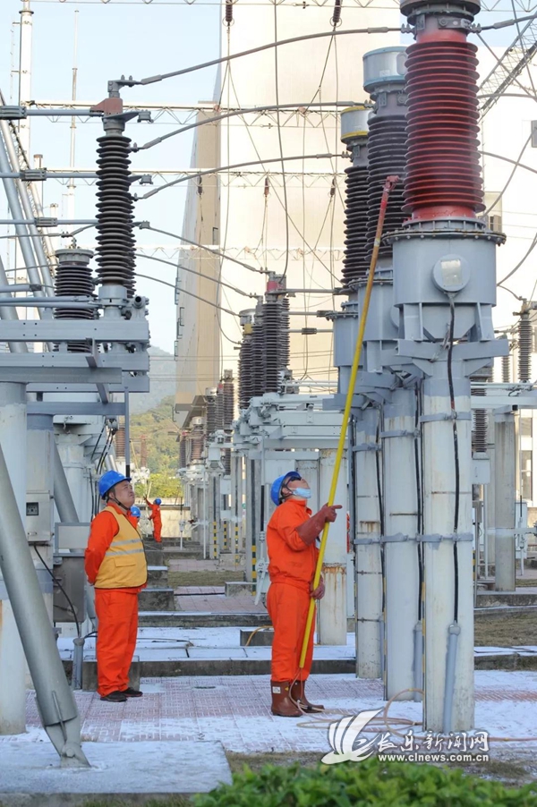 國網(wǎng)長樂區(qū)供電公司率先在全省開展變電站全站帶電清洗防污閃工作