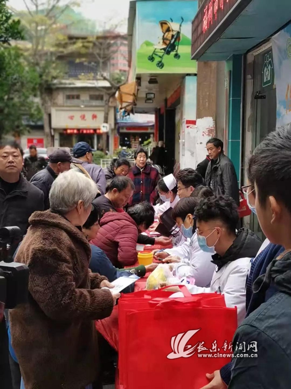 區(qū)精神病院進(jìn)社區(qū)開展義診志愿服務(wù)活動