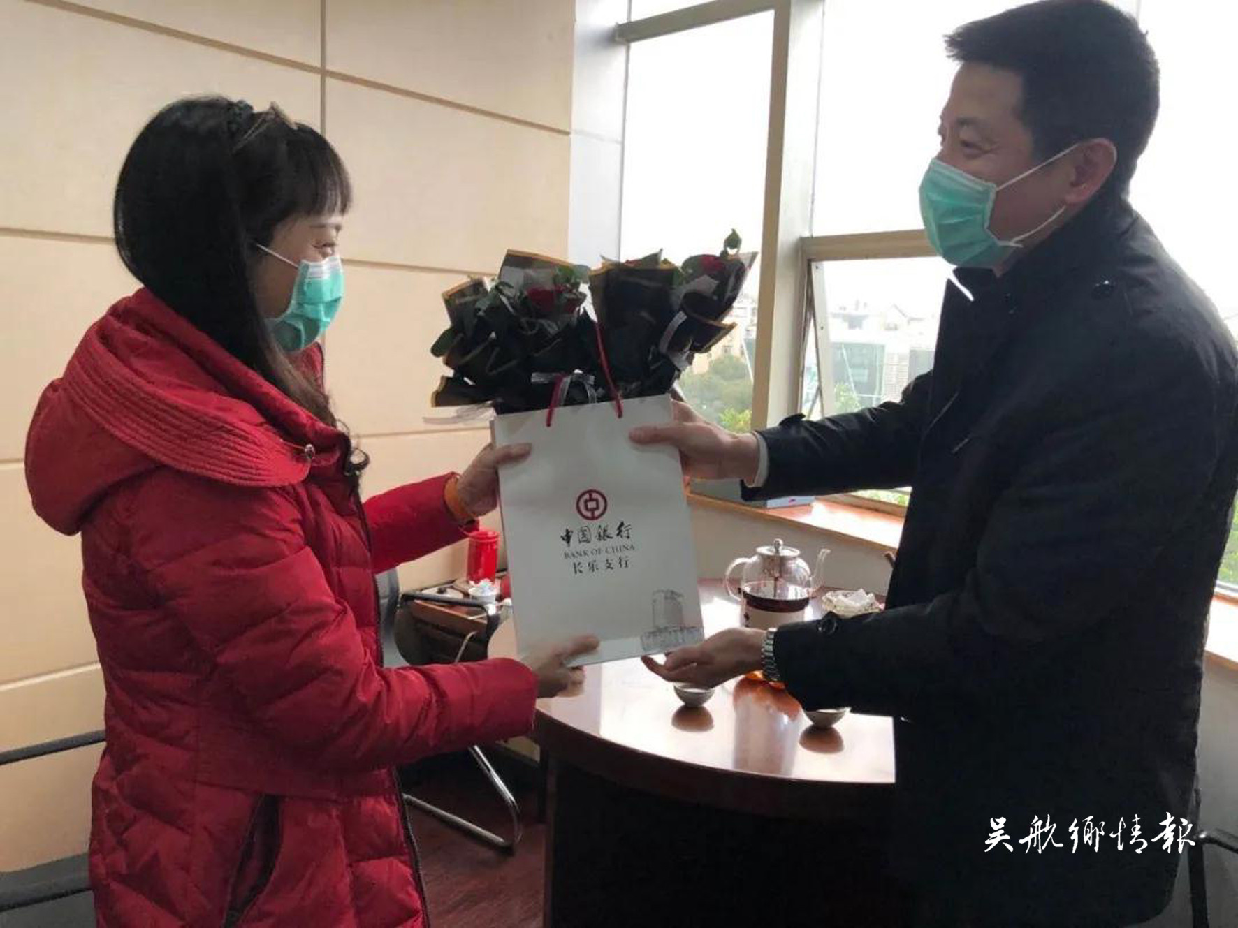 慶“三八”節(jié) 贈玫瑰花