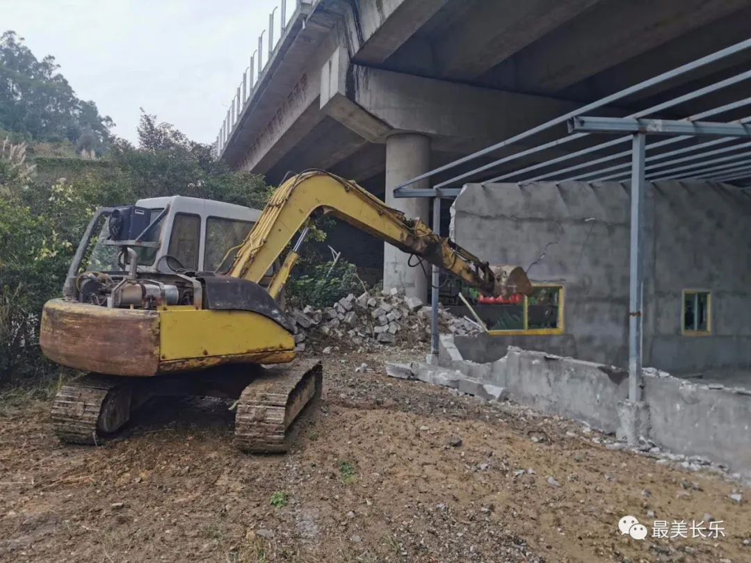 我區(qū)高速公路沿線整治工作初見成效，開啟“美顏”模式！