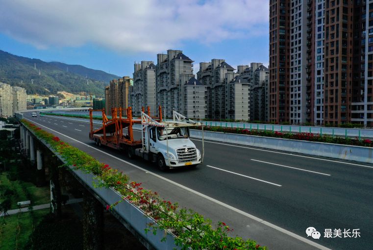 我區(qū)高速公路沿線整治工作初見成效，開啟“美顏”模式！