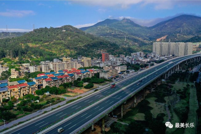 我區(qū)高速公路沿線整治工作初見成效，開啟“美顏”模式！