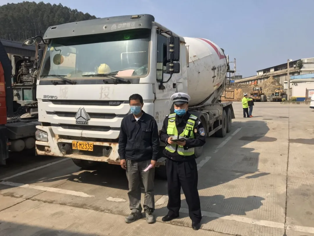 區(qū)交警大隊(duì)開(kāi)展道路交通安全整治行動(dòng)！