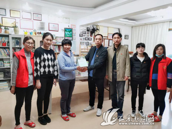 區(qū)社科聯(lián)赴區(qū)南華書院開展贈書活動