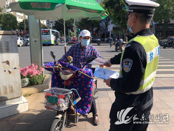 區(qū)交警大隊(duì)開展交通安全主題宣傳活動(dòng)