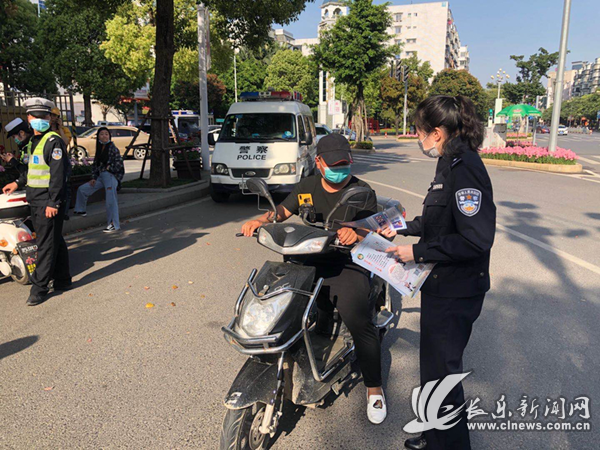區(qū)交警大隊(duì)開展交通安全主題宣傳活動(dòng)