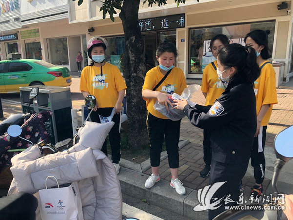 區(qū)交警大隊(duì)開展交通安全主題宣傳活動(dòng)