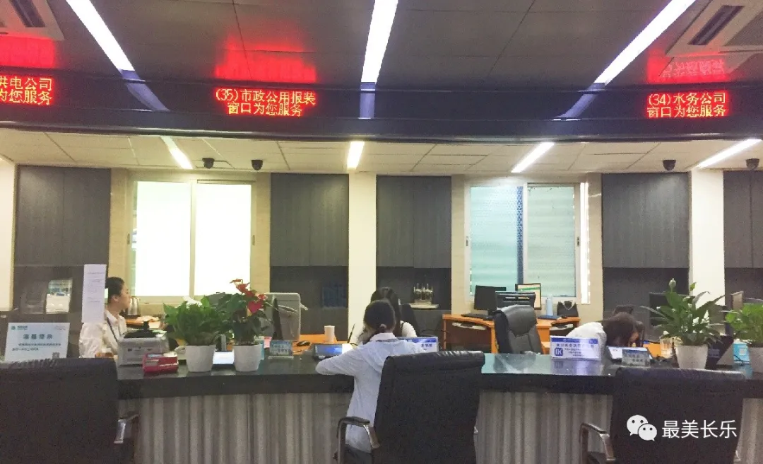 區(qū)行政服務(wù)中心新推“一窗聯(lián)辦”服務(wù)，為企業(yè)開通“綠色通道”