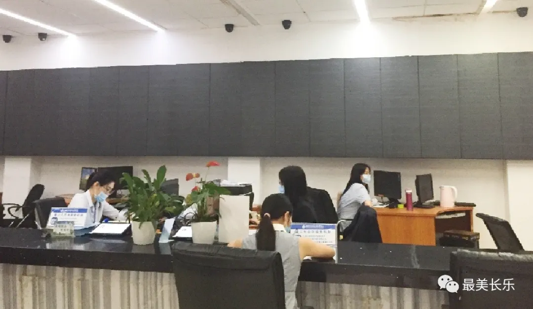 區(qū)行政服務(wù)中心新推“一窗聯(lián)辦”服務(wù)，為企業(yè)開通“綠色通道”