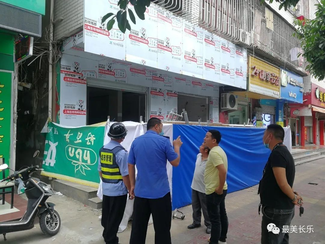 區(qū)城建監(jiān)察大隊(duì)：開展圍擋整治 提升城市“顏值”