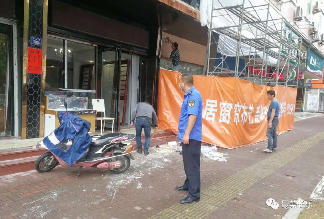 區(qū)城建監(jiān)察大隊(duì)：開展圍擋整治 提升城市“顏值”