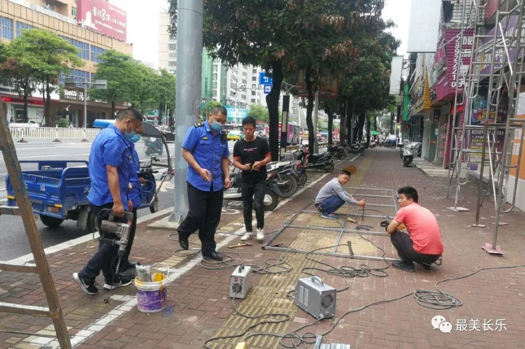 區(qū)城建監(jiān)察大隊(duì)：開展圍擋整治 提升城市“顏值”