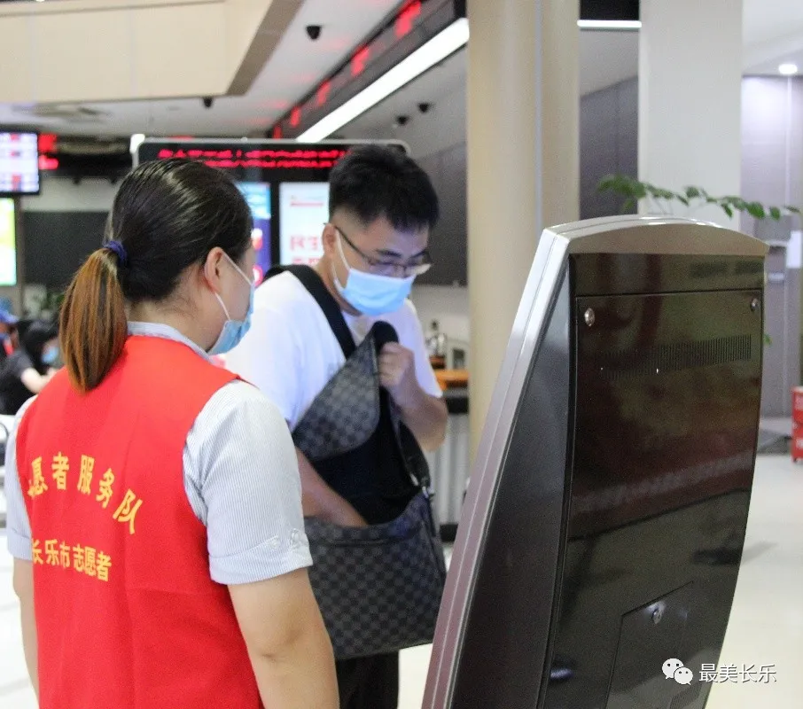 他們在一線服務(wù)中踐行雷鋒精神
