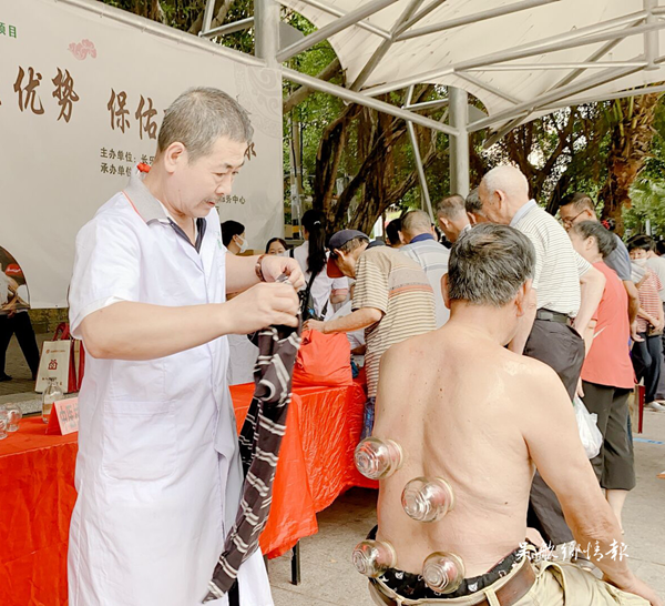 區(qū)衛(wèi)健局開展中醫(yī)藥宣傳咨詢活動
