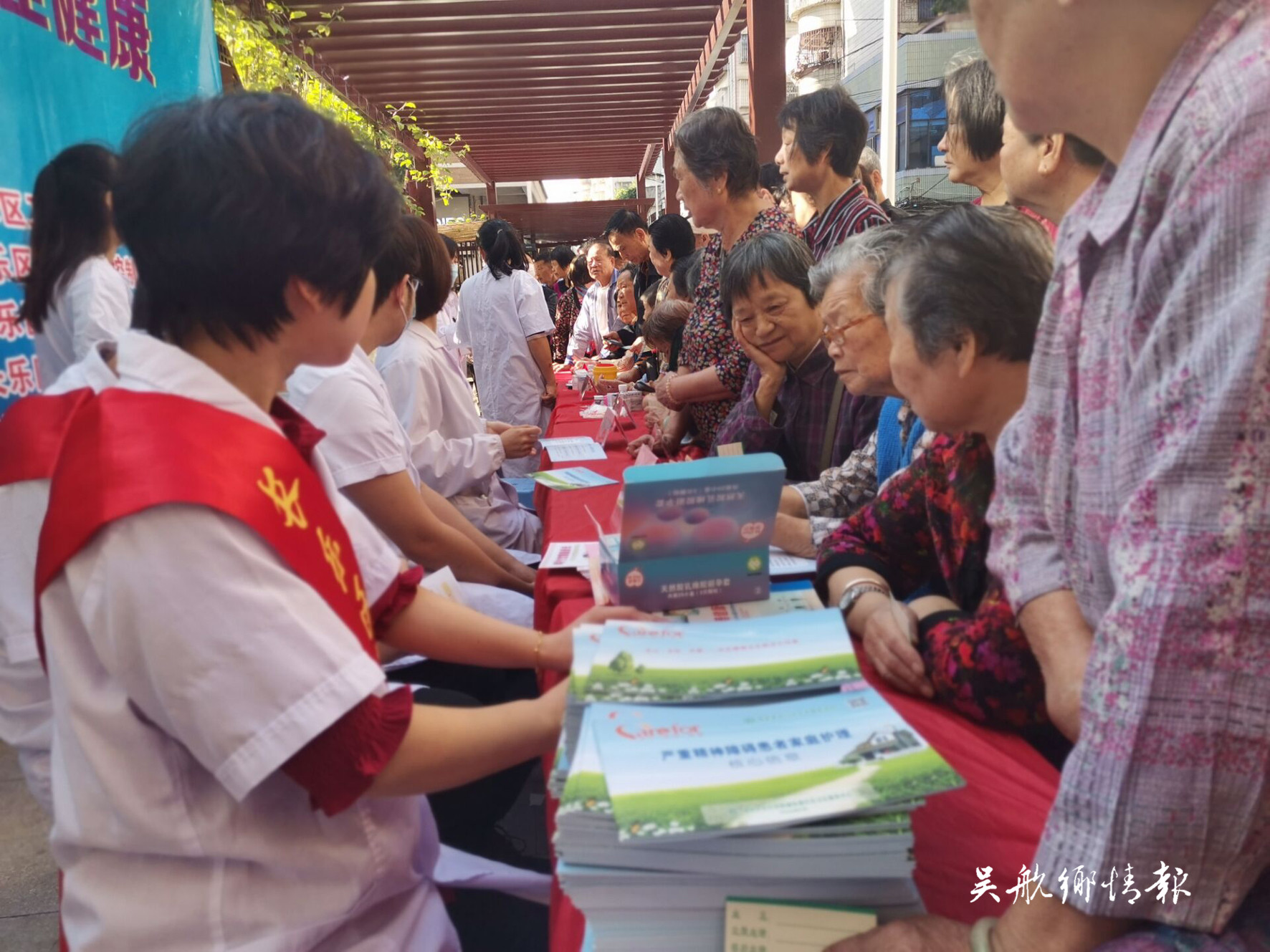  “世界精神衛(wèi)生日”義診宣傳活動(dòng)走進(jìn)西關(guān)社區(qū)