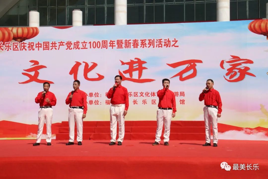 瞧！今天，會堂前廣場格外熱鬧！因?yàn)檫@場活動！