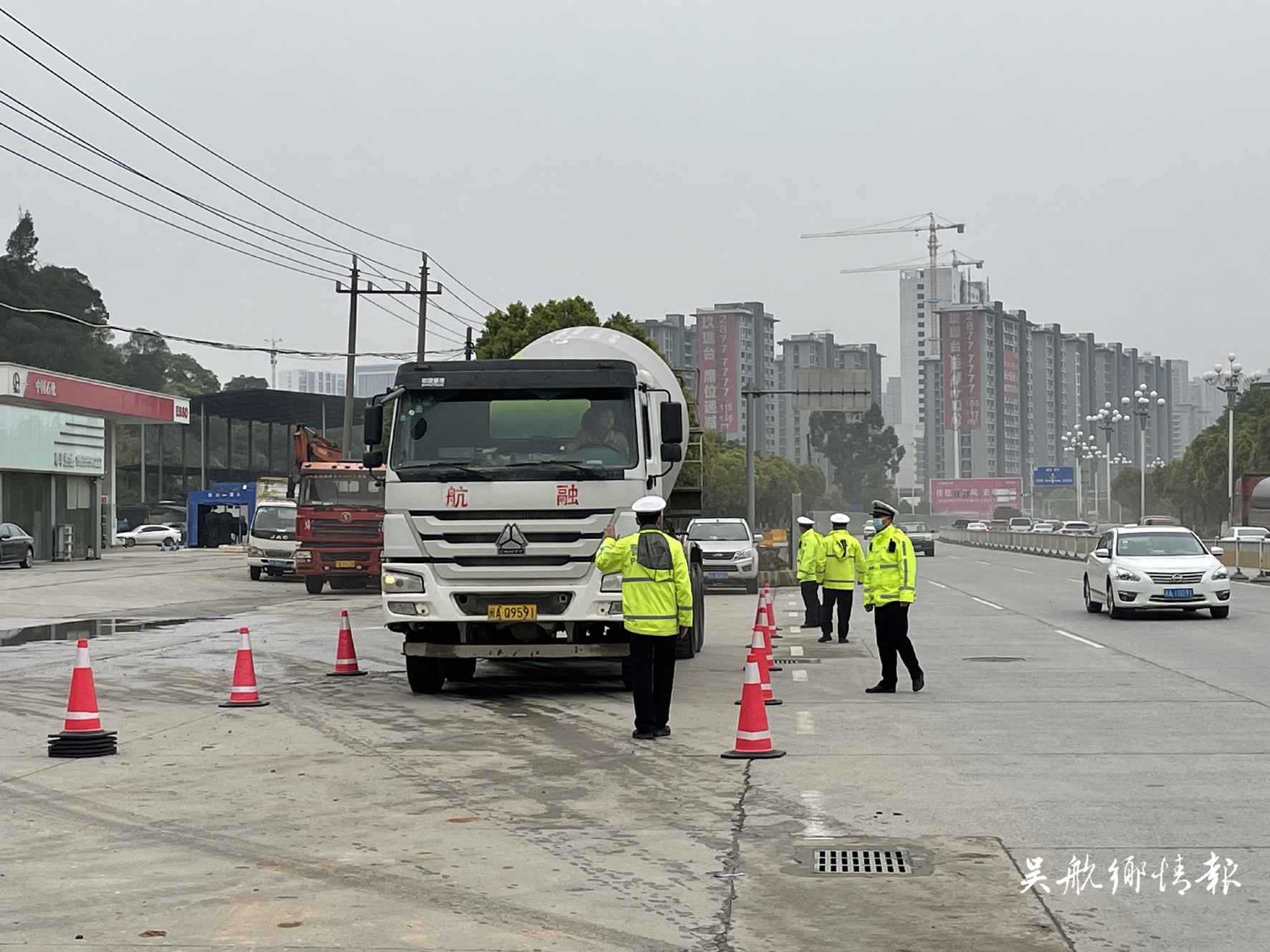 區(qū)交警大隊開展貨運車輛專項整治行動