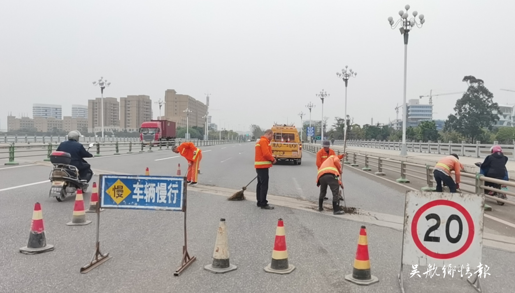 及時(shí)清理雜物 保障橋梁安全