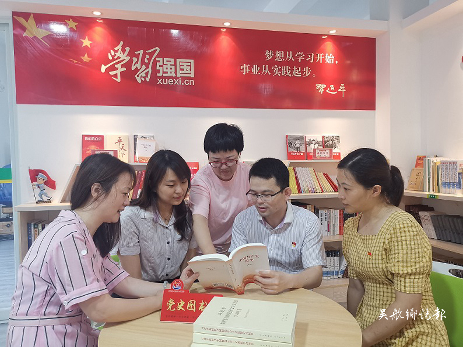 區(qū)煙草局黨支部創(chuàng)設(shè)“紅色圖書角”