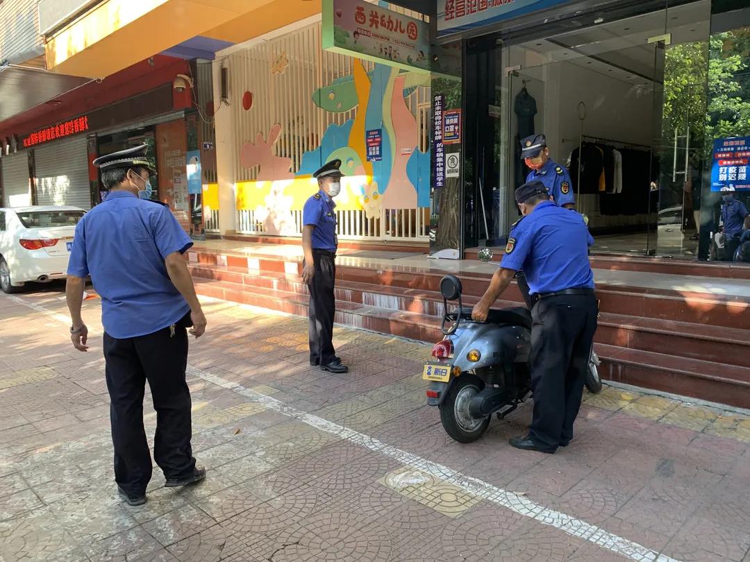 區(qū)城建監(jiān)察大隊(duì)：國慶期間不停歇 堅(jiān)守崗位保市容