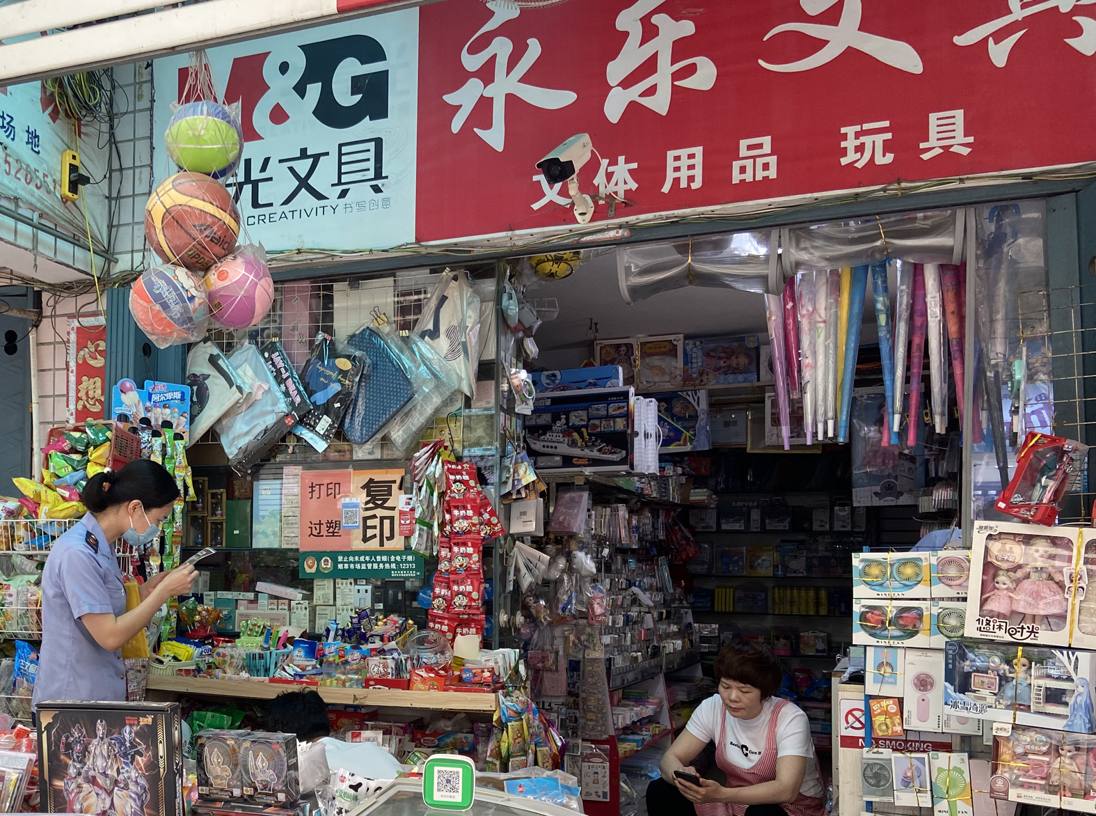 區(qū)市場監(jiān)督管理局對兒童食品用品開展專項(xiàng)執(zhí)法檢查