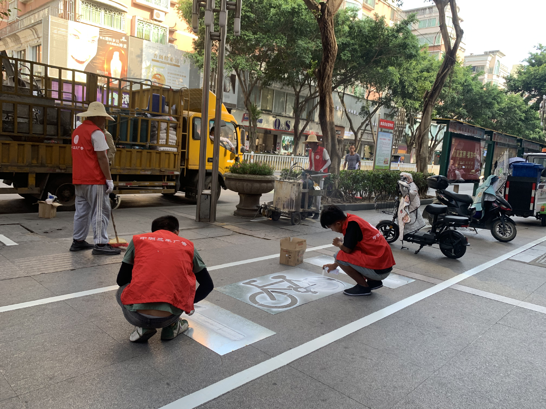 規(guī)范“兩車”停放 讓文明隨時在“線”