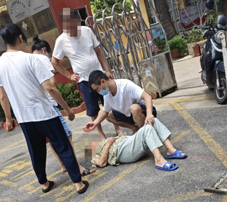 事發(fā)長樂！八旬老人休克倒地，他緊急施救……