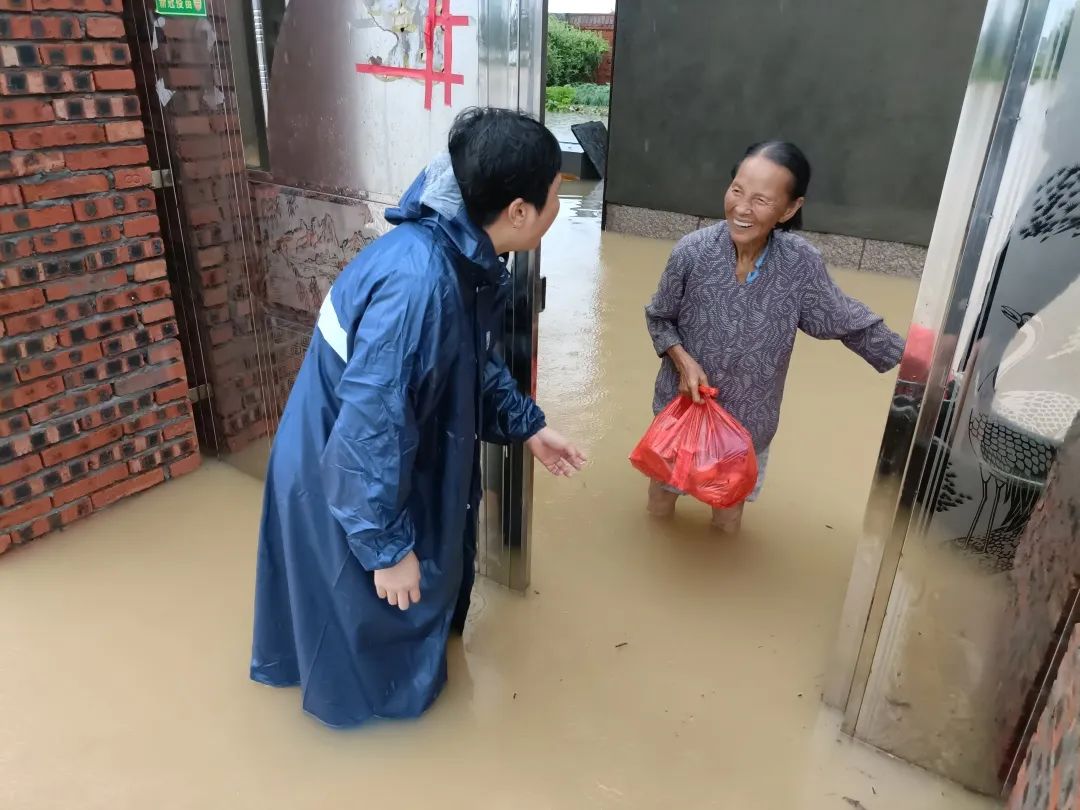 沖鋒向前，晝夜堅(jiān)守！黨旗在防汛減災(zāi)一線高高飄揚(yáng)