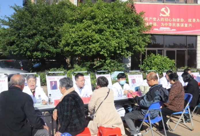 家門口掛上“專家號(hào)”，名醫(yī)組團(tuán)來航送健康！