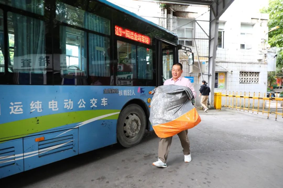 方便！公交車“兼職”服務忙！