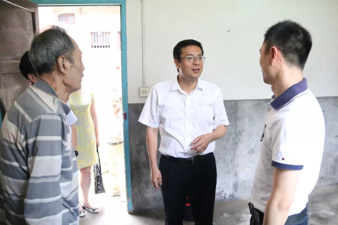 區(qū)領(lǐng)導“七一”前夕走訪慰問生活困難黨員