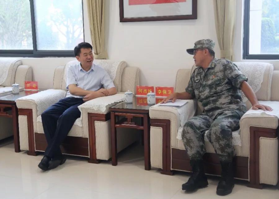 區(qū)領導走訪駐航部隊