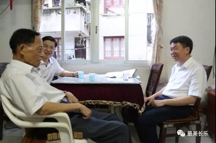 區(qū)領(lǐng)導(dǎo)走訪看望縣處級以上老干部代表