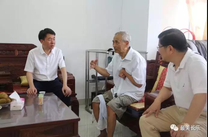 區(qū)領(lǐng)導(dǎo)走訪看望縣處級以上老干部代表