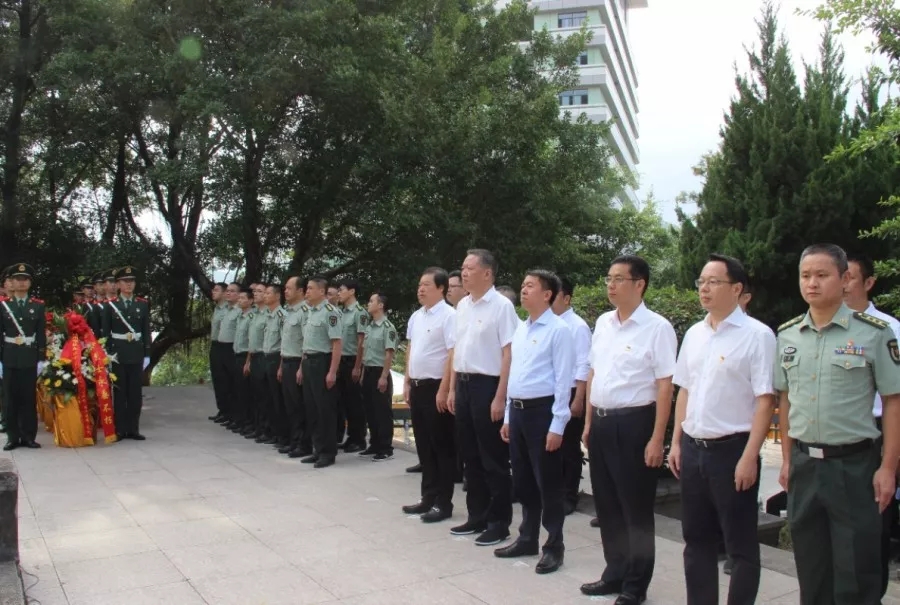 國(guó)慶前夕，區(qū)領(lǐng)導(dǎo)來到這里做了這件事……